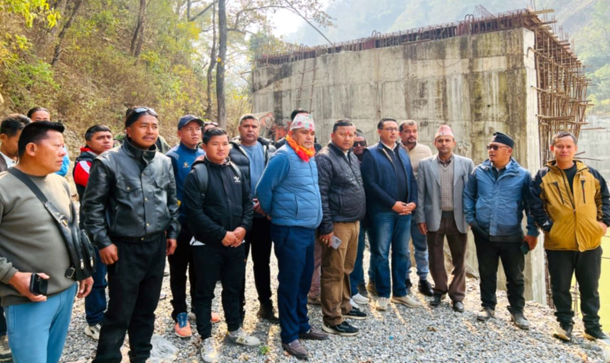 तनहुँका संघीय सांसद डा. स्वर्णीम वाग्लेद्वारा घुमाउने पुल र बुद्धसिंह मार्गको स्थलगत निरिक्षण