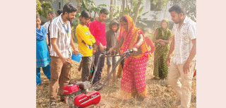 ट्याक्टरले खेत जोत्दै मधेशका महिला