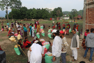  देवघाटमा १ सय ३५ जना विपन्न वर्गको व्यक्तिहरूलाई खाद्यान्न वितरण