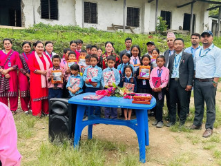 कलाकार रिया गुरूङद्वारा कन्यादेवी माविका विद्यार्थीलाई स्टेशनरी सामग्री वितरण