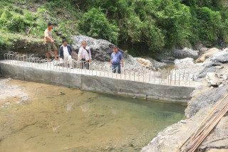 देवघाट गाउँपालिकाका अध्यक्ष थापाद्वारा विकास निर्माणका ४ योजनाको अनुगमन