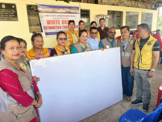 लायन्स क्लबद्वारा मनकामना माविमा ३ थान सेतो बोर्ड प्रदान