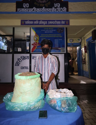 आँबुखैरेनीमा गाँजा सहित एक युवक पक्राउ