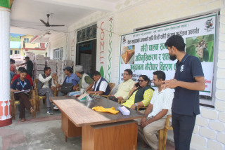 चेपाङ समुदायलाई आधुनिक मौरी घार वितरण