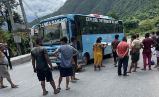 लेवाटारमा बसको ठक्करबाट स्कुटर चालक घाइते