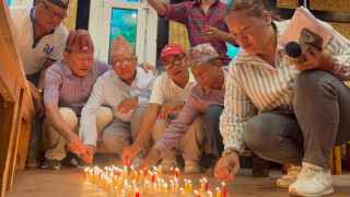 गण्डकीमा तमू भाषालाई कामकाजको भाषा लागू गरेको खुशीयालीमा दीप प्रज्वलन गर्दै प्ये ल्हु संघ चितवनले मनायो क्होला सोँ प्रे ट्हो