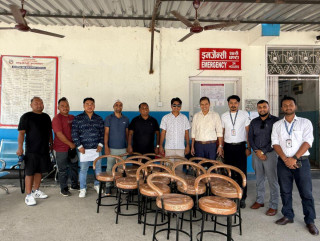 आँबुखैरेनी अस्पताललाई समाजसेवी सुजन नहर्कीद्वारा कुर्सी सहयोग