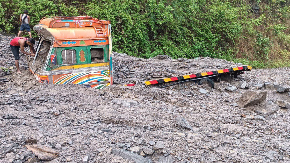 ट्रक लेदोमा फसेपछि मध्यपहाडी लोकमार्गको सिन्धुली खण्ड अवरुद्ध