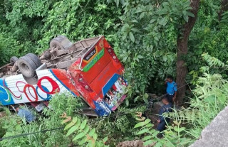 ऐनापहरामा बस दुर्घटना : घाइते ५ को उद्धार, २ जना गम्भीर