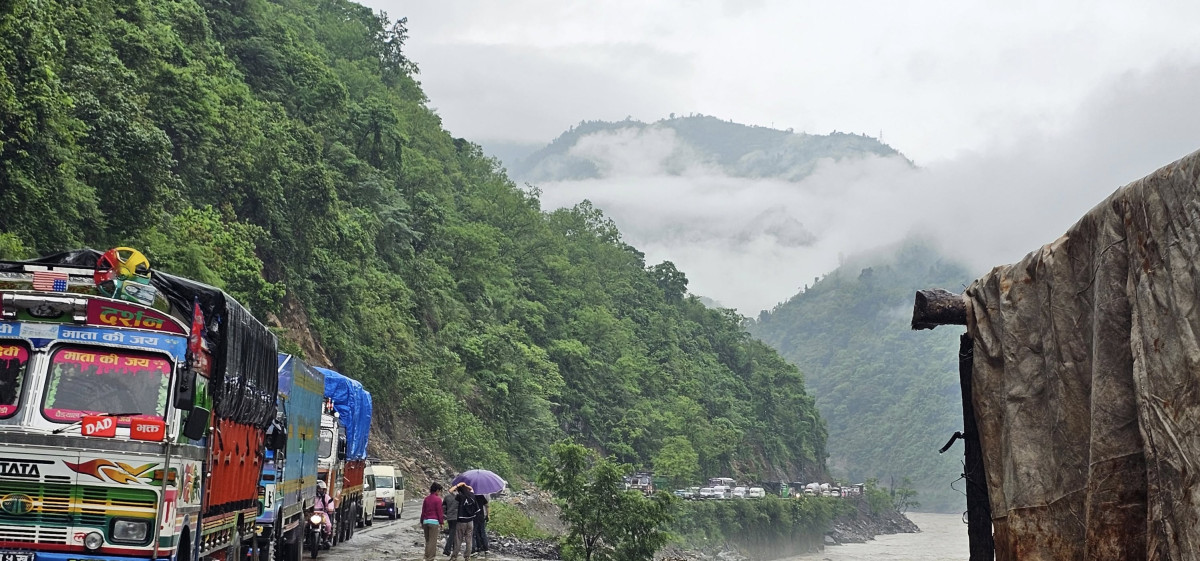 पहिरोले पृथ्वीराजमार्ग अवरुद्ध