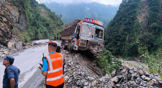 गुडिरहेको ट्रकमा ढुङ्गा खस्दा तीन जना घाइते