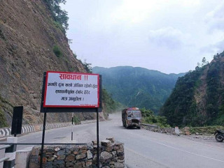 मुग्लिन–नारायणगढ सडक खण्डमा पहिरो सम्भावित सावधानी सूचना बोर्डहरू राखियो