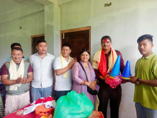 जन्मदिनमा माओवादी केन्द्र इच्छाकामनाका अध्यक्ष एवं व्यवसायाी रामहरी कडेँलद्वारा भालुमारामा खेलकुद सामाग्री वितरण