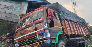 सिन्धुलीमा ट्रकको ठक्करबाट पैदलयात्रीको मृत्यु, मदन भण्डारी राजमार्ग अवरुद्ध