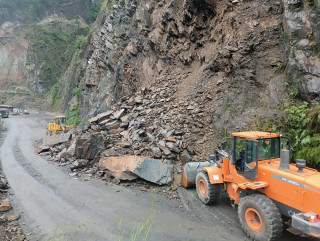 पहिरोले अवरुद्ध नारायणगढ-मुग्लिन सडक दुईतर्फी नै सञ्चालन