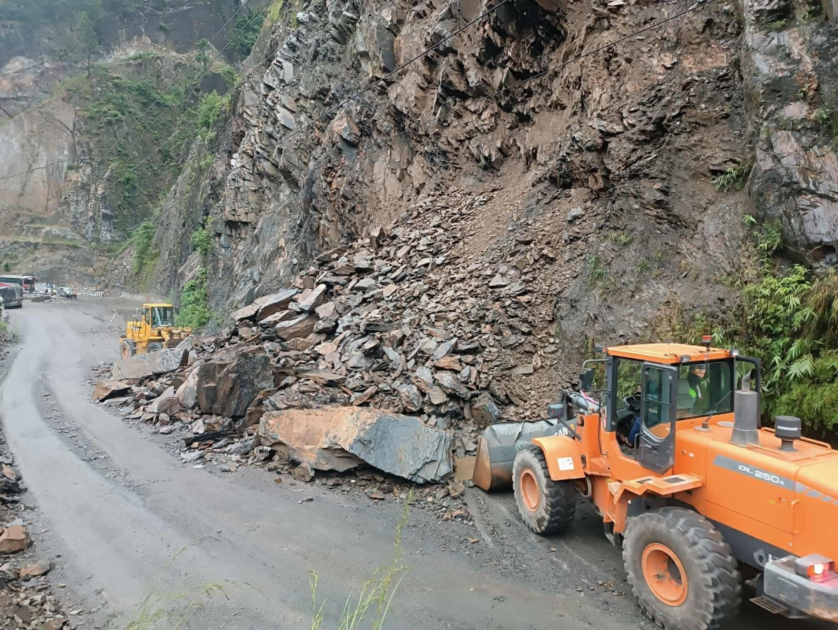 पहिरोले अवरुद्ध नारायणगढ-मुग्लिन सडक दुईतर्फी नै सञ्चालन