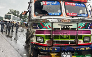 गैँडाकोटमा बस र ट्याङ्कर ठोक्किदा चार घाइते