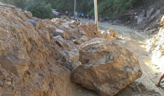 ढुङ्गा खसेर कान्तिलोकपथ अवरुद्ध