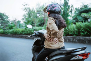 स्कुटर चलाउँदा किन ढाड दुख्छ ? यस्ता छन् ४ कारण