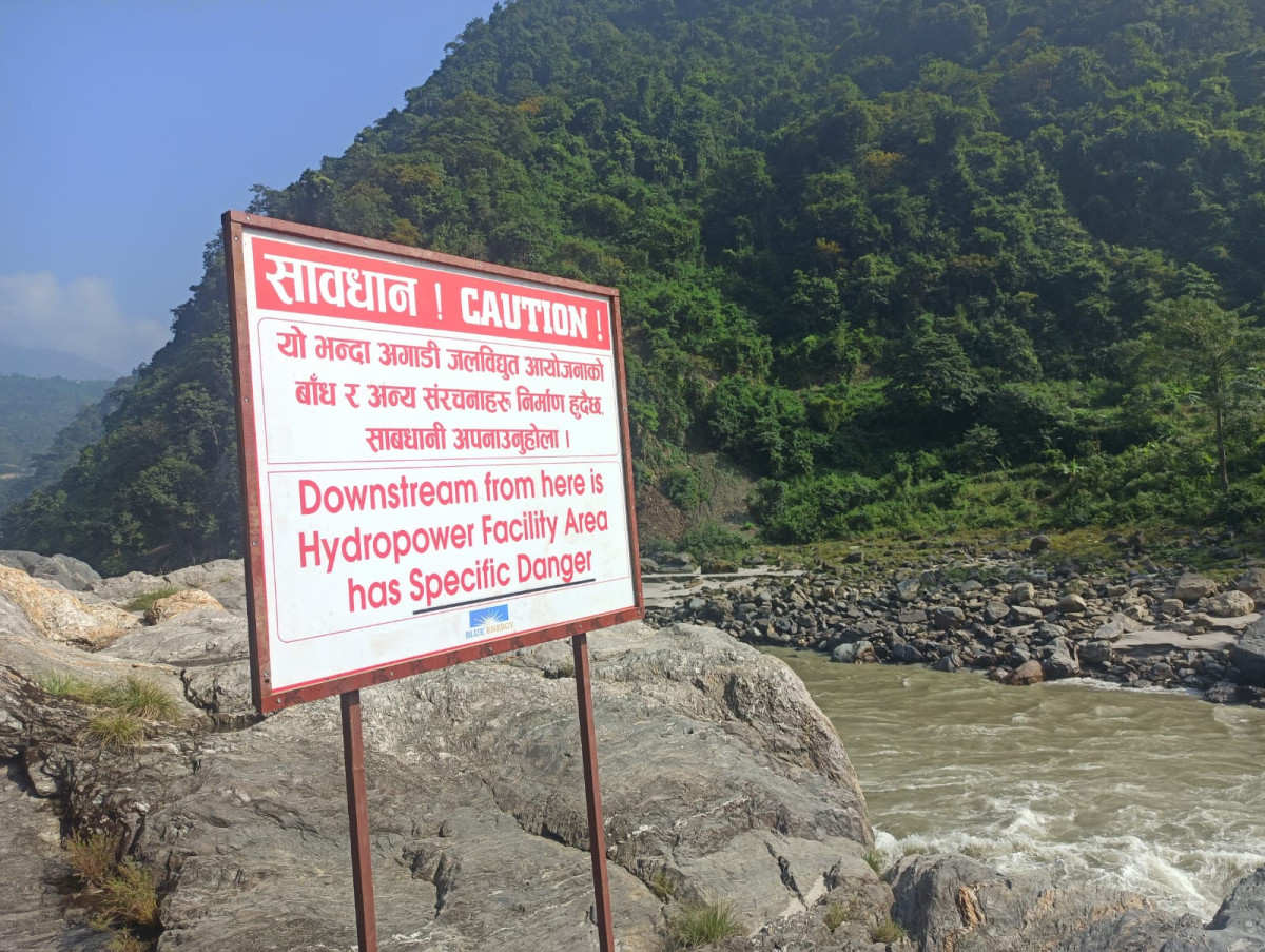 त्रिशूली नदी किनारमा नो ¥याफ्टिङको बोर्ड राखेर पर्यटक तर्साउदै ब्ल्यू इनर्जी हाईड्रो, नाराको विरोध