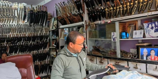 भोजपुरमा बन्छन् पाँच सयदेखि ५२ हजारसम्मका ‘भोजपुरे खुकुरी’