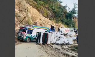 ट्रक पल्टिँदा कान्तिलोकपथ पूर्णरुपमा अवरुद्ध
