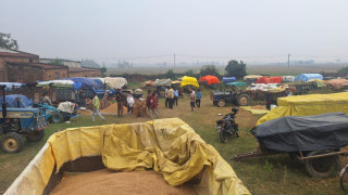 धान बेच्न रातभर लाइनमा किसान