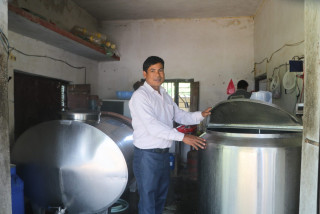 दूध बिक्री गरेर वार्षिक १३ लाख आम्दानी गर्छन् कञ्चनपुरका शिवचरण