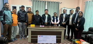 आगजनीमा परेको इच्छाकामना गाउँपालिकाको २ गाडीको बिमा रकम हस्तान्तरण