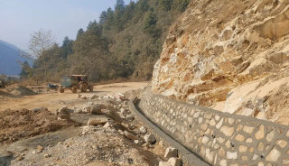 निर्माणाधीन घुमाउनेबाट दमौली निस्कने बुद्धसिंह मार्ग निर्माण सुस्त गतिमा
