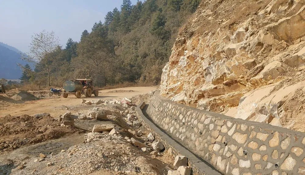 निर्माणाधीन घुमाउनेबाट दमौली निस्कने बुद्धसिंह मार्ग निर्माण सुस्त गतिमा