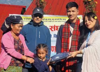 प्ये ल्हु संघ युवा समिति चितवनद्वारा विद्यार्थीलाई न्यानो कपडा वितरण