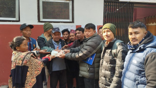 मेरुदण्ड भाच्चिएका इच्छाकामनाका युवाको उपचारका लागि आर्थिक सहयोग प्रदान