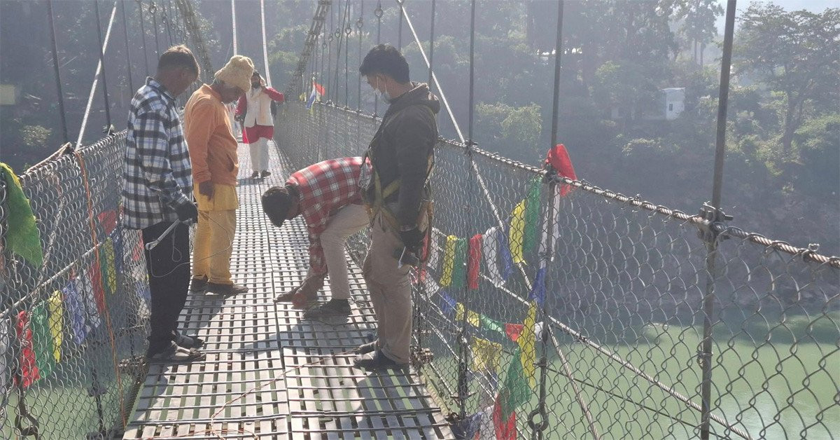 माघे सङ्क्रान्ति मेलालाई मध्यनजर गर्दै देवघाटमा झोलुङ्गे पुल मर्मत