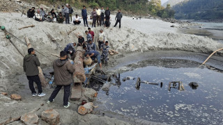 त्रिशूलीमा गडेको बस निकाल्न नसक्दा उद्धार चुनौतीपूर्ण, कटिङ आवश्यक : विज्ञ