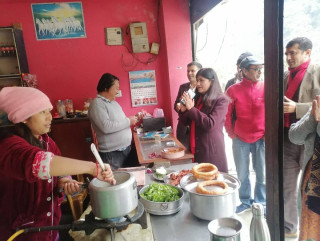 आँबुखैरेनीमा एमाले उम्मेदवार न्यौपानेको घरदैलो