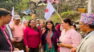 आँबुखैरेनीमा घरदैलो गर्दै भोट माग्दै नेकपा एमालेकी उम्मेदवार भगवती न्यौपाने