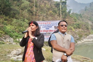 घुमाउने पुल निर्माणका लागि उम्मेदवारको हस्ताक्षर