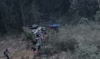 दाउन्ने सडक खण्डमा बस र ट्रक दुर्घटना, ३ को मृत्यु, १९ घाईते , थप विवरण आउन बाकी