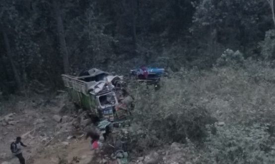दाउन्ने सडक खण्डमा बस र ट्रक दुर्घटना, ३ को मृत्यु, १९ घाईते , थप विवरण आउन बाकी