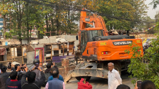 थापाथली सुकुमवासी बस्तीमा चल्यो डोजर