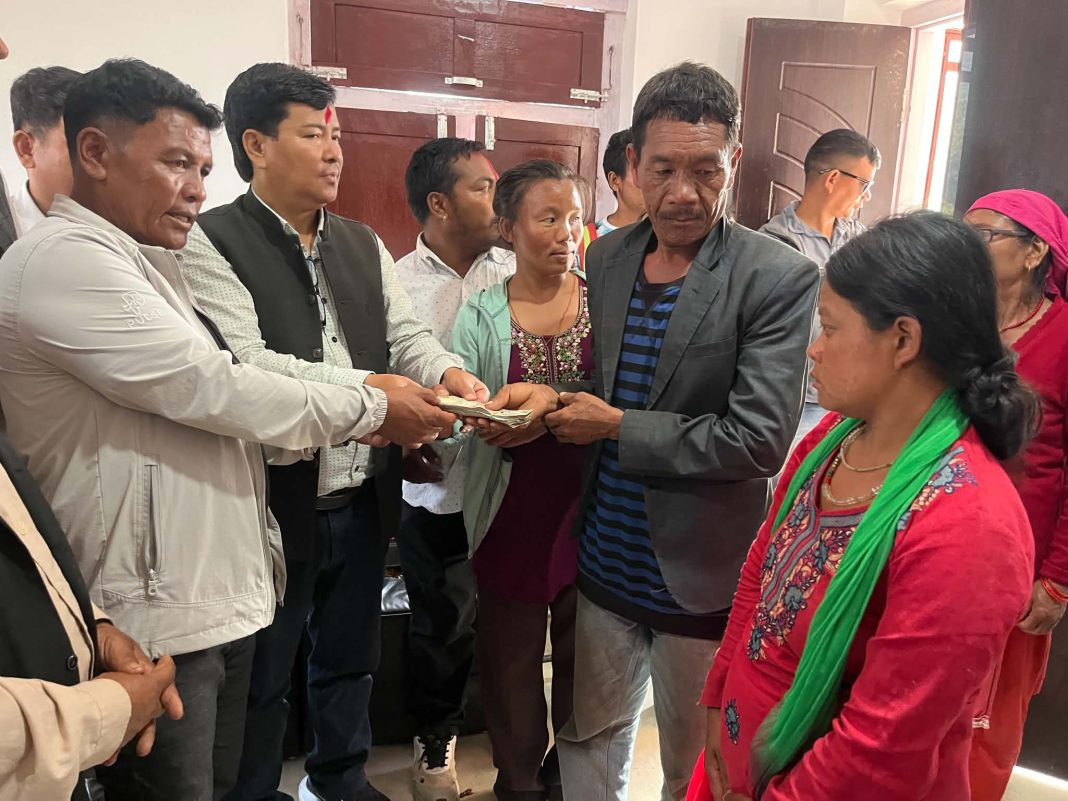 मृतक चेपाङको परिवारलाई गाउँपालिकाको सहयोग