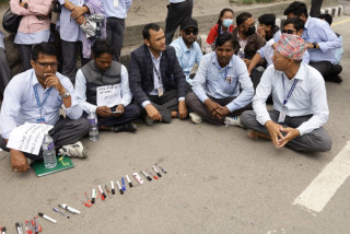 सडकमा मार्कर राखेर अनुदान शिक्षकको विरोध प्रदर्शन