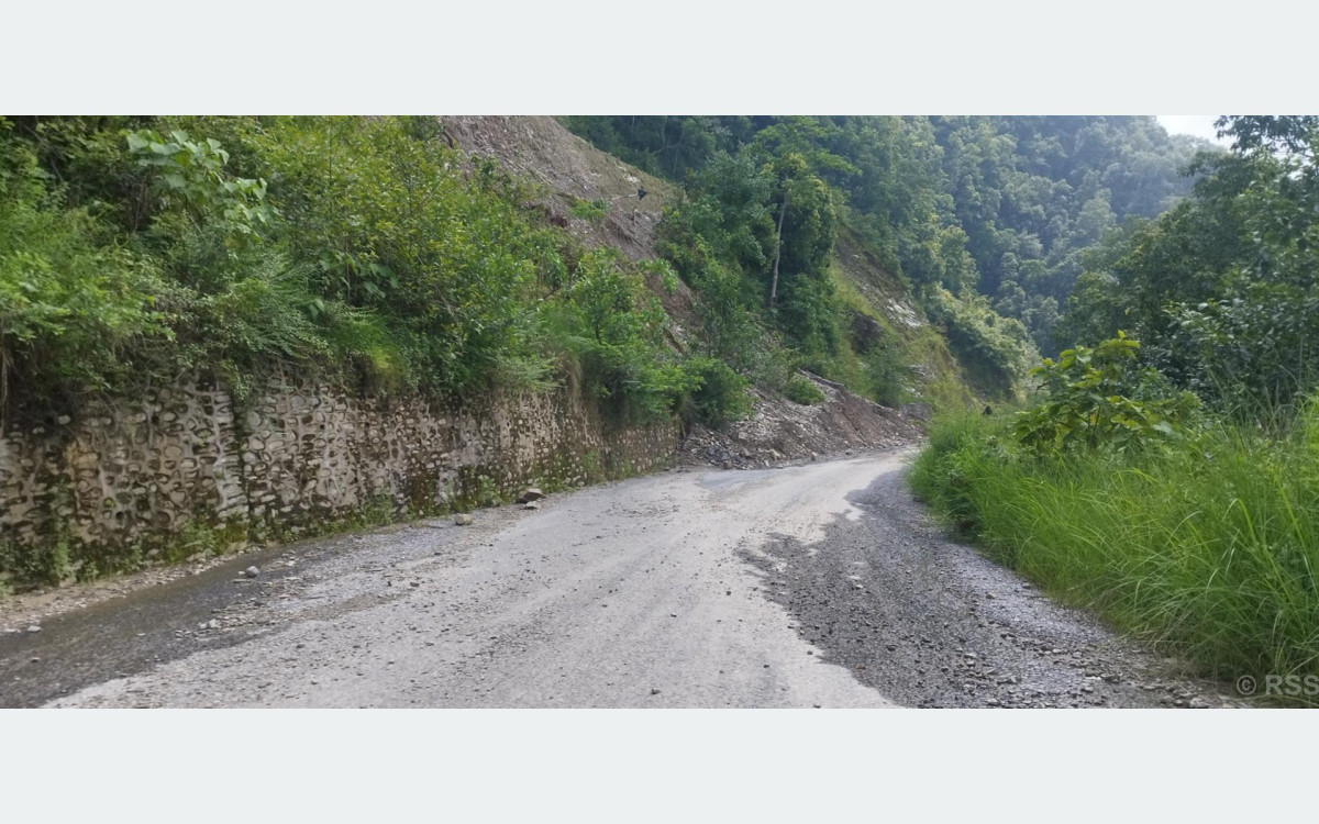आजदेखि बेँसीसहर-चामे र मध्यपहाडी लोकमार्गमा सवारी सञ्चालनमा रोक