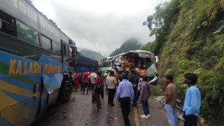 जलबिरेमा दुई बस र ट्रक ठोक्किँदा ३० जना घाइते