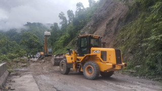 फिस्लिङ नजिकै पानीधारा र चुमखोला पहिरो हट्यो, जवाङखोला पहिरो अझै हटाउन सकेन
