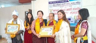 कर्म–कर्ण आदिवासी जनजाति पत्रकारिता पुरस्कारबाट रुद्रबहादुर हितानमगर र इन्दिरा गुरुङ सम्मानित