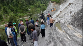 पहिरोका कारण नाग्मा–गमगढी सडक खण्ड दुई दिनदेखि अवरुद्ध