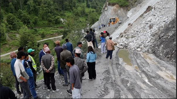 पहिरोका कारण नाग्मा–गमगढी सडक खण्ड दुई दिनदेखि अवरुद्ध
