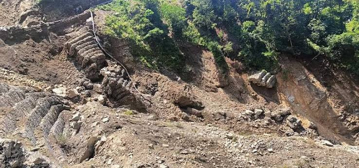 सुक्खा पहिरोबाट कर्णाली राजमार्ग अवरुद्ध